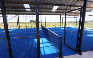 Binnen badmintonbaan in luxe vakantiehuis Dordogne.