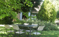 villa lumiere exterieur eettafel luxe vakantiehuis dordogne