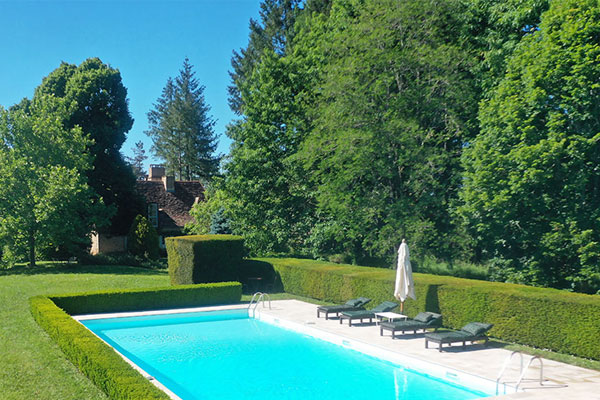 Geniet van ultieme privacy en comfort in deze exclusieve architectenwoning. Omringd door natuur, met een groot privé zwembad en adembenemend uitzicht. De perfecte uitvalsbasis voor een ontspannen vakantie in de Dordogne.