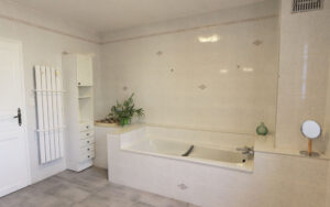 Bright en suite bathroom in luxury Dordogne holiday house.