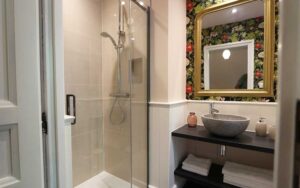 Moderne badkamer met inloopdouche en stijlvolle wastafel in luxe vakantiehuis Dordogne.