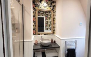 Luxe badkamer met moderne wastafel, spiegel en inloopdouche in een vakantiehuis in Dordogne. Perfect.