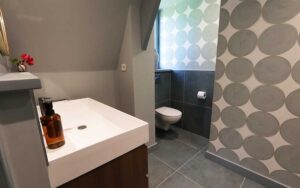 Moderne badkamer in luxe vakantiehuis in Dordogne met stijlvolle decoratie.