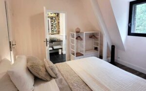 Luxe vakantiehuis in Dordogne met comfortabele slaapkamer en natuurlijke lichtinval.
