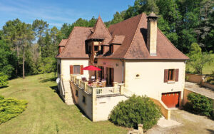 Luxe vakantiehuis in Dordogne met tuin en terras, omgeven door natuur en groen. Perfect voor een ont.