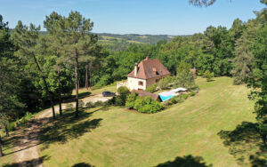 Luxe vakantiehuis in Dordogne met grote tuin en uitzicht op natuur.