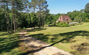 Charmant vakantiehuis in de natuur van Dordogne met grote tuin en bosrijke omgeving.