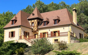 Charming luxury holiday home in Dordogne with scenic surroundings.