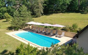 Zwembad en tuin van luxe vakantiehuis in Dordogne.