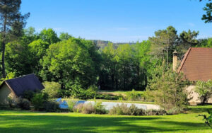 Beautiful luxury holiday home in Dordogne with lush gardens and scenic nature views.