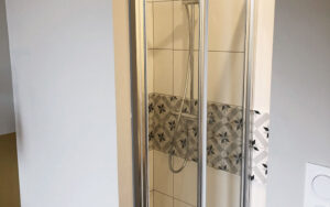 Luxe badkamer met inloopdouche in vakantiehuis Dordogne, perfect voor een comfortabele vakantie-erva.