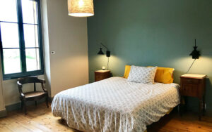 Ruime slaapkamer in luxe vakantiehuis in Dordogne met moderne inrichting en gezellige sfeer.