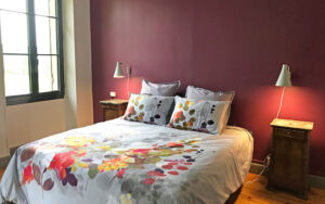 Comfortabele slaapkamer met kleurrijk beddengoed en moderne verlichting in een luxe vakantiehuis in.