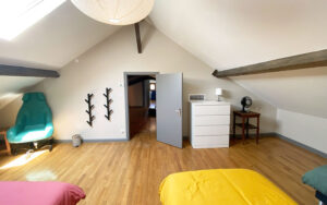 Ruime slaapkamer in luxe vakantiehuis Dordogne met Velux ramen en moderne inrichting.