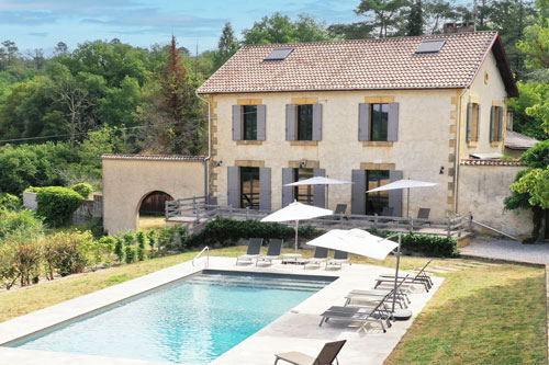 Luxe vakantiehuis in Dordogne met zwembad en tuin.