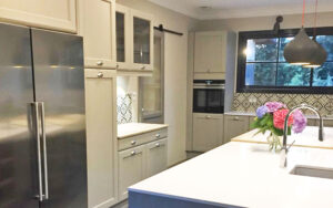 Moderne keuken in luxe vakantiehuis in Dordogne met ruime werkbladen en grote ramen.