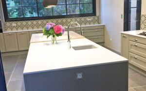 Moderne keuken in luxe vakantiehuis Dordogne met centraal eiland, grote ramen en stijlvolle details.