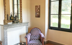 Vintage stoel en spiegel in een elegant interieur.