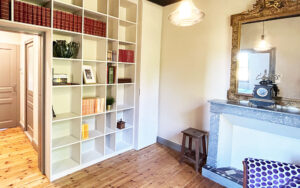 Ruime boekenkast en gezellige zithoek in luxe vakantiehuis Dordogne.