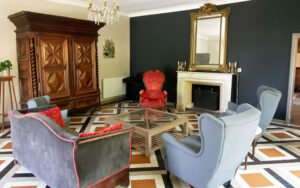 Luxe vakantiehuis in Dordogne met elegante woonkamer en klassieke inrichting. Perfect voor een comfo.