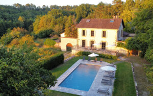 Luxe vakantiehuis in Dordogne met privézwembad en omgeven door natuur.