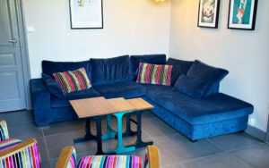 Gezellige woonkamer in luxe vakantiehuis met kleurrijke stoelen en moderne decoratie.
