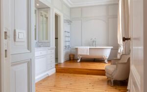 Luxe badkamer met vrijstaand bad en klassieke details in Château de Bel Air.