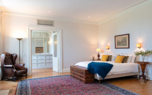 Luxe slaapkamer in Dordogne vakantiehuis met antieke meubels en moderne details.