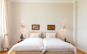 Luxe slaapkamer met wit bed en klassieke decoratie in Château de Bel Air.