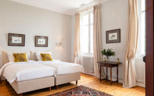 Luxe slaapkamer in Dordogne met tweepersoonsbed en grote ramen.