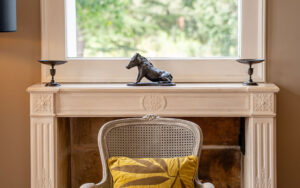 Gezellig interieur met open haard en decoratieve accessoires.