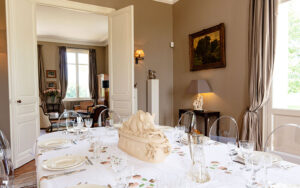 Elegant eetkamer in luxe vakantiehuis met klassieke decoratie.