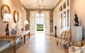Elegante woonkamer in luxe vakantiehuis met klassieke decoratie.