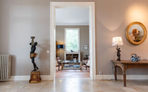 Elegant interieur van een luxe vakantiehuis in Dordogne met kunst en antiek.