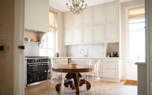 Luxe keuken in Dordogne vakantiehuis met witte kasten en marmeren werkblad.