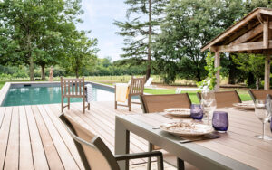 Luxe vakantiehuis in Dordogne met zwembad en terras.