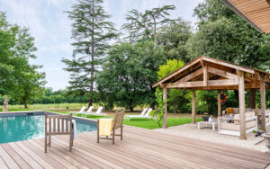 Luxe vakantiehuis in Dordogne met zwembad en tuin.