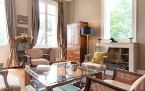 Elegant interieur van een luxe vakantiehuis in Dordogne met klassieke meubels.
