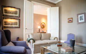 Gezellige woonkamer in luxe vakantiehuis in Dordogne met vintage meubels.