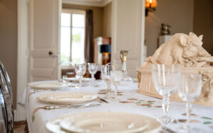 Elegant gedekte eettafel in luxe vakantiehuis in Dordogne.