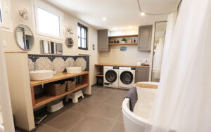 Luxe badkamer in vakantiehuis met dubbele wastafels en bad.