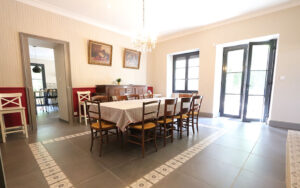 Ruime eetkamer met houten tafel en stoelen in luxe vakantiehuis Dordogne.
