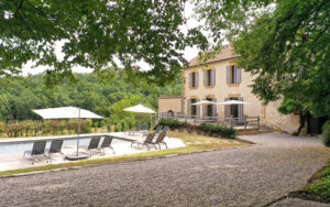 Luxe vakantiehuis in Dordogne met zwembad en terras.