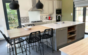 Lichte keuken met eiland en moderne apparatuur in La Clairière de Monpazier.