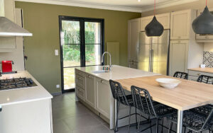 Moderne keuken in Luxe Vakantiehuis Dordogne met eiland en eetruimte.