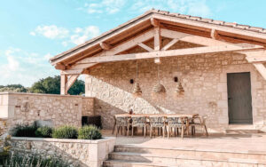 Luxe Vakantiehuis Dordogne met terras Luxe vakantiehuis in Dordogne met terras en uitzicht op de natuur.