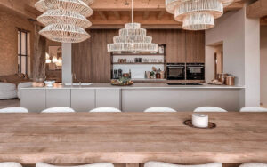 Luxe Vakantiehuis Dordogne Keuken Moderne keuken in luxe vakantiehuis met houten details en hanglampen.