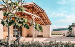 Luxe Vakantiehuis Dordogne Luxe vakantiehuis in Dordogne met terras en uitzicht op het platteland.