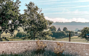 Luxe Vakantiehuis Dordogne met uitzicht Uitzicht op het platteland vanaf een terras met ligstoelen.