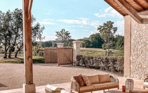 Luxe Vakantiehuis Dordogne Terras Luxe terras met comfortabele zitplaatsen en uitzicht op de natuur.